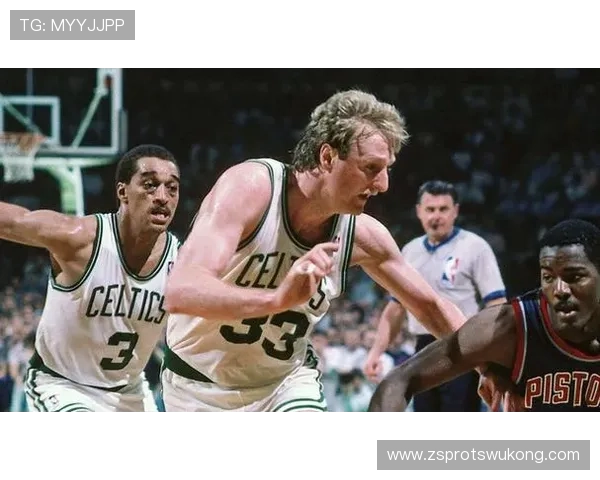 伯德无球跑动牵制防守，拉开空间主导进攻