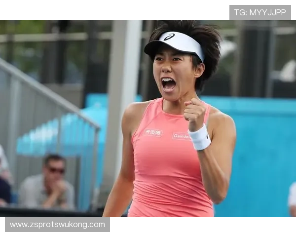 张帅训练完直接拎包去秀场，这姐是把网球当副业吧