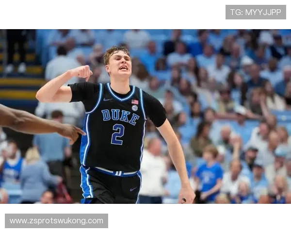 库珀·弗拉格无球跑动制造错位，拉开进攻空间改变战术格局